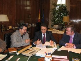 La lechuza y el cernícalo, armas eficaces contra los topillos, según el plan contra esta plaga que presentó el alcalde de Villalar al Secretario de Estado de Medio Rural