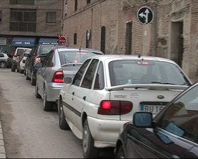 Atascos en la calle del Rey tras la rotura una tubería