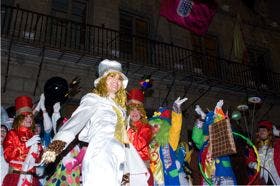 El «Circo de la Noche», primer premio de grupo del desfile municipal de Carnaval