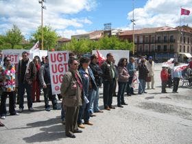 Algo más de 100 personas participaron en la manifestación del Primero de Mayo