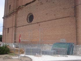 Con la instalación de los andamios comienza la primera fase de la restauración de aleros y cubiertas de la iglesia de Matapozuelos