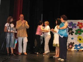 Olmedo rindió homenaje a Charo Mantecón, que ha permanecido 20 años al frente del Colegio Público «Tomás Romojaro»