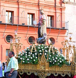 Ante el viento, las medinenses no lucieron sus tradicionales abanicos en la procesión del Carmen