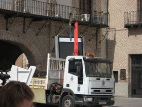 El Ayuntamiento instala un panel publicitario junto a la Casa del Arco