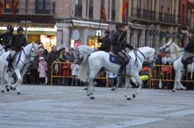 El escuadrón de la Escolta Real deleita a los medinenses en la Plaza Mayor