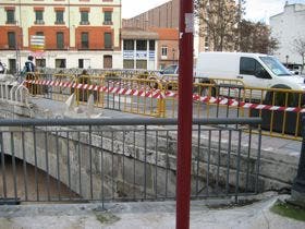 Un vehículo impacta en el Puente de San Miguel y arranca casi cinco metros de barandilla