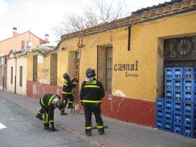 El desplome de cascotes de un inmueble de la calle «La Antigua» obliga a intervenir a los Bomberos de la Diputación