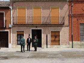 Los miembros de la Real Academia de Bellas Artes de la Purísima Concepción reivindican en Nava del Rey la declaración de BIC para el «pozo de la nieve»