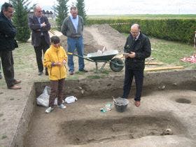 El presidente Medrano visitó un hallazgo mortuorio en la Villa Romana de Almenara de Adaja-Puras