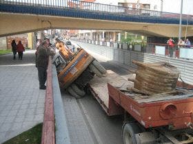 Vuelca una retroexcavadora al topar con el «Puente de Hierro» de Medina del Campo