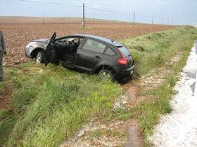 A consecuencia de una granizada se formaron placas de hielo en Pozaldez y un vehículo se salió de la calzada