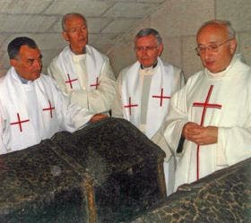 Los sacerdotes del Arciprestazgo de Nava del Rey visitan la tumba de Isabel «la Católica»