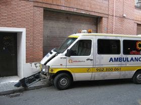 Una ambulancia colisiona con la Residencia «San José»