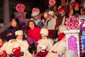 La Cabalgata de los Reyes Magos llenó de ilusión  a los “peques” de la villa