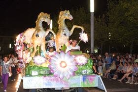 El desfile de carrozas ilusionó, un año más, a los más pequeños de la villa