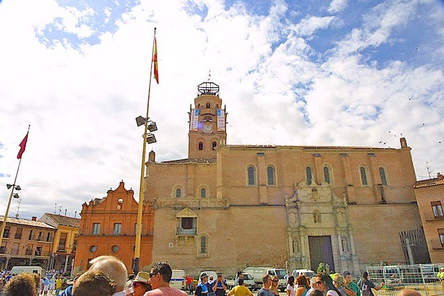 Con el saludo de la alcaldesa y la subida de la bandera se inician las fiestas de San Antolín