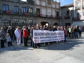 Los trabajadores de MADE se concentraron en la Plaza Mayor como protesta por el despido de trece compañeros