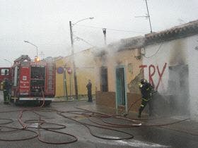 Un incendio calcina dos casas entre las calles Gómez Pereira, Chalamandrín y Leonor de Aragón de Medina del Campo