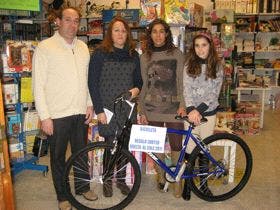 Luis Arnaz Martín, ganador de la bicicleta que otorga la librería «Arrabal» por su campaña «La vuelta al cole»