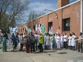 Más de cien trabajadores del Hospital Comarcal se concentran para mostrar su rechazo a la reforma del sistema sanitario