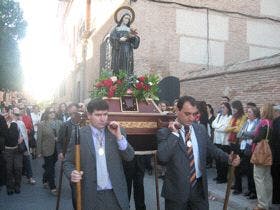 Medina del Campo agotó los sobres de pétalos de rosas benditas de Santa Rita