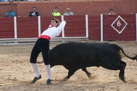 Nava del Rey: Víctor Holgado, ganador del concurso de recortes goyescos de «La Función»