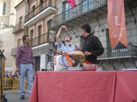 Los medinenses degustaron 2.000 raciones de jamón ibérico en la Plaza Mayor de la villa