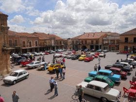 Alaejos: Una cincuentena de vehículos clásicos se concentró en la Plaza Mayor