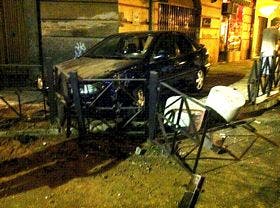 Medina del Campo: Un coche circuló por la acera de «Las Farolas» desplazando a la calzada mobiliario urbano de cientos de kilos