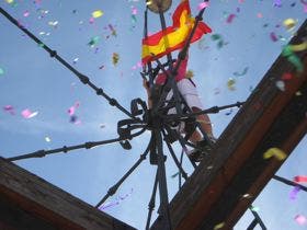 Miles de personas se congregan en la Plaza Mayor para dar la bienvenida a San Antolín 2012