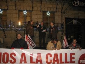 Unas 500 personas se concentran en la Plaza Mayor para protestar por los recortes de las pensiones y las tasas judiciales