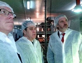 Olmedo: El delegado Trillo visita la factoría de «Iberfresco»