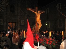 Medina del Campo: Una multitud participa en el desfile procesional del Cristo del Amor