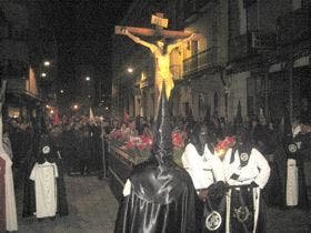 Medina del Campo: El Via Crucis popular retornó a San Miguel en la segunda estación, a consecuencia de la lluvia