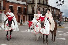 Nava del Rey: El pregón a caballo anunció la Pasión de Cristo