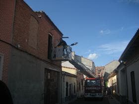 La caída de unos cascotes de una casa de la calle de las Angustias produce daños en una vivienda