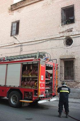 Una dotación de bomberos intervino ayer en el incendio de unos sofás en el Hospital Simón Ruiz