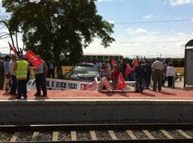 Matapozuelos: Los vecinos cortan la vía férrea para protestar por la supresión de trenes