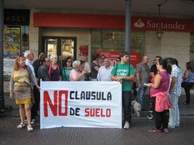 Una treintena de personas se concentran en Medina contra las cláusulas suelo de las hipotecas