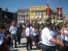 Medina del Campo: El tañido de las campanas de la Colegiata y el son de las dulzainas acompañaron a San Antolín en su procesión anual