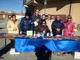 El Taller Ocupacional de Iscar sacó a la venta sus productos en el mercadillo de Pedrajas de San Esteban