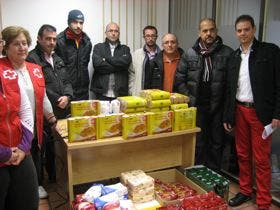 Cuatro peñas futbolísticas y dos establecimientos de Medina donan 300 kilos de alimentos a Cruz Roja