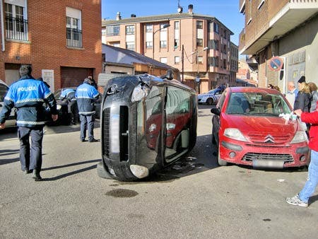 Vuelca un vehículo en la calle Malena de Medina del Campo