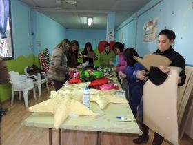 Olmedo: Una veintena de voluntarias decora las carrozas de los Reyes Magos