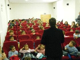 Matapozuelos: Los niños del CRA «Río Eresma» festejan la Constitución con el delegado Territorial y el alcalde