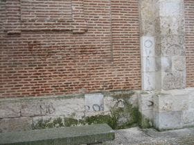 Medina del Campo: Las protestas contra Ley Gallardón llegan en forma de pintada a los Carmelitas