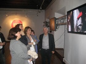 Inaugurada la exposición «Living on video» en la Sala «Luis Vélez»