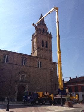 Nava del Rey: Retiran 2 nidos de cigüeña de la torre de la iglesia