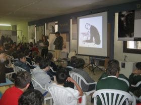 El ilustrador Javier Zabala se reúne con escolares medinenses en la Biblioteca Municipal