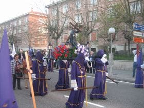 Doscientos cofrades trasladan al Nazareno de la Cruz en Medina del Campo